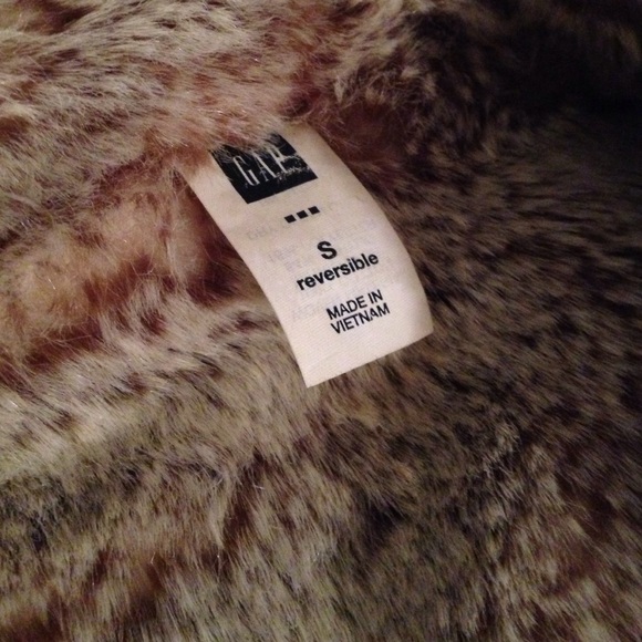 ⚡️SALE⚡️ Gap Reversible Faux Fur White Vest SM OBO - Picture 2 of 4